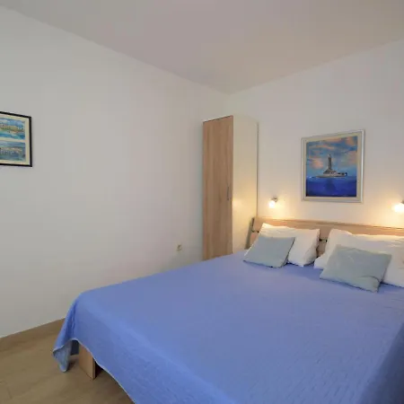 Laura - Mdn106 Apartamento Ližnjan